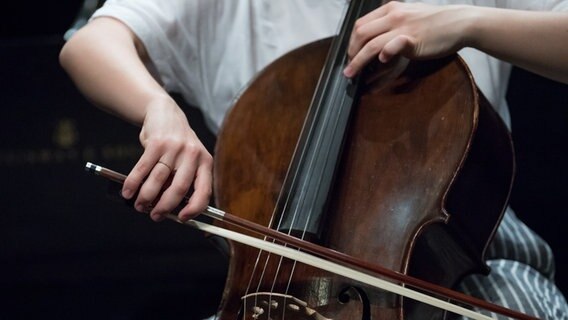 Eine Frau spielt Cello © picture alliance/dpa/dpa-Zentralbild Foto: Hendrik Schmidt