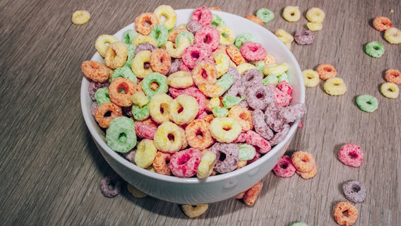 Eine Schale mit bunt gefärbten Frühstücks-Cerealien ©  photocase.de Foto: Camila Maria da Silva Miranda