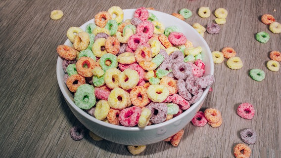 Colorful breakfast cereal with sugar in a bowl.  © Case photo: Camila Maria da Silva Miranda