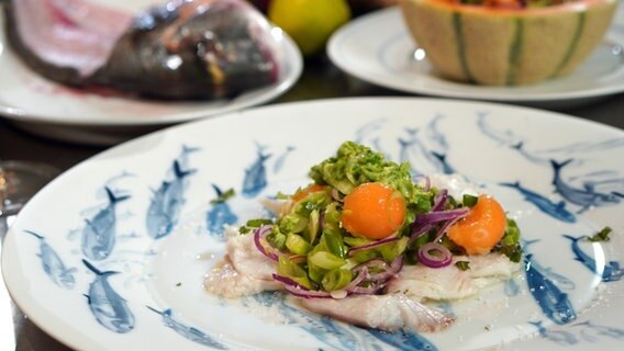 Ceviche von der Dorade mit Erbsenpüree und Melonensalat © NDR Foto: Florian Kruck