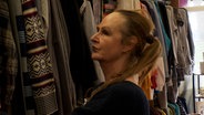 Helen, eine Frau, die einen Charity-Shop in Leeds betreibt © NDR Foto: Roman Mellah