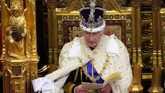 König Charles bei der Regierungserklärung im Oberhaus des britischen Parlaments © dpa Foto: Kirsty Wigglesworth