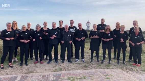 Sängerinnen und Sänger des NDR Kultr Chorexperiments singen "Wir ziehen in den Frieden" © NDR Kultur 