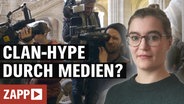 "Clan-Hype durch Medien?" Eine ZAPP-Journalistin ist in einer Menge Journalisten in einem Gerichtsgebäude hineinmontiert. © NDR 