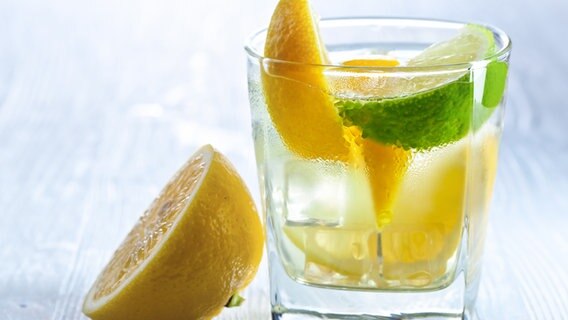 Cocktail mit Eis und Zitrone. © colourbox 