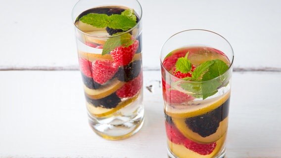 Ein Cocktail mit Beeren und Apfelscheiben. © colourbox Foto: Irina Mos