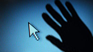 Der Schatten einer Hand liegt über einem Monitor mit Pfeil. © fotolia.com, photocase Foto: ratcom , basilius