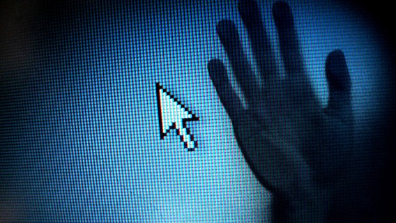 Der Schatten einer Hand liegt über einem Monitor mit Pfeil. © fotolia.com, photocase Foto: deviantART , basilius