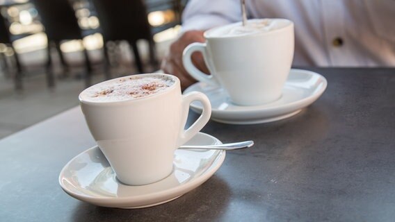 Zwei Cappuccino im Café. © picture alliance Foto: Christin Klose