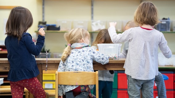 Kinder spielen im Kindergarten. © picture alliance Foto: Sebastian Kahnert