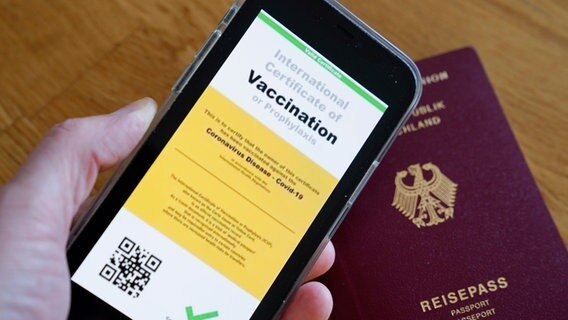 Symbolbild eines möglichen digitalen Impfpasses und eines Deutschen Reisepasses © Picture Alliance / Flashpic Foto: Jens Krick