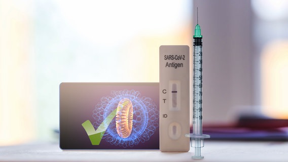 Eine Spritze, ein Antigen-Test und ein Symbol für einen Corona-Genesenen-Nachweis © PantherMedia, Colorbox Foto: Daxenbichler, Yay Micro