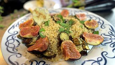 Couscous with eggplant and figs served on a plate.  © NDR Photo: Florian Kruck