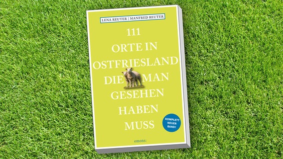 Das Cover des Buches "Buchcover 111 Orte in Ostfriesland, die man gesehen haben muss". © emons Verlag 