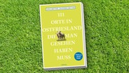 Das Cover des Buches "Buchcover 111 Orte in Ostfriesland, die man gesehen haben muss". © emons Verlag 