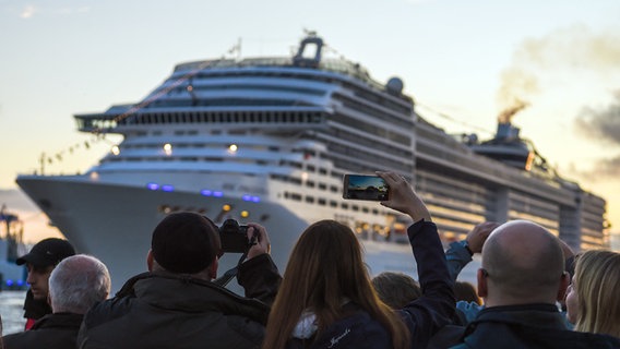 Besucher fotografieren bei den Cruise Days 2017 in Hamburg die "MSC Preziosa". © picture-alliance/dpa Foto: Christophe Gateau