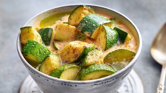 Curry mit Zucchini © Becker Joest Volk Verlag Foto: Hubertus Schüler