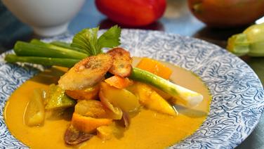 Gemüse-Curry mit Mango und gebratenen Bananen © NDR Foto: Florian Kruck