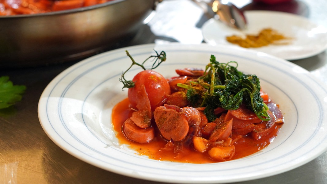 Currywurst-Ragout mit frittierter Petersilie | NDR.de - Ratgeber ...