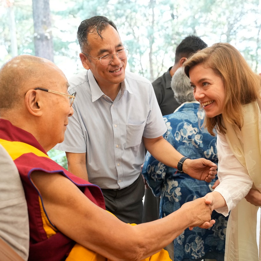 Korrespondentin in Neu Delhi Charlotte Horn schüttelt die Hand des Dalai Lamas © NDR Foto: Charlotte Horn