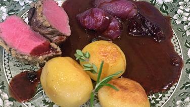 Damhirschrücken mit Pfefferkruste, Kartoffeln und Zwiebeln © NDR 