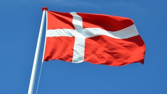 Die dänische Flagge vor blauem Himmel. © Colourbox Foto: Brian Dreyer