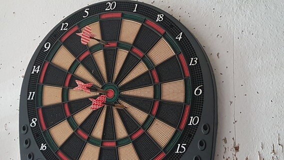 Eine elektronische Dartscheibe. © NDR/Maren Petersen 