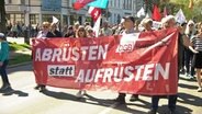 Plakat der DGB auf einer Friedensdemo © NDR 