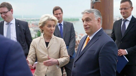 Ursula von der Leyen und der ungarische Premierminister Viktor Orbán © NDR 