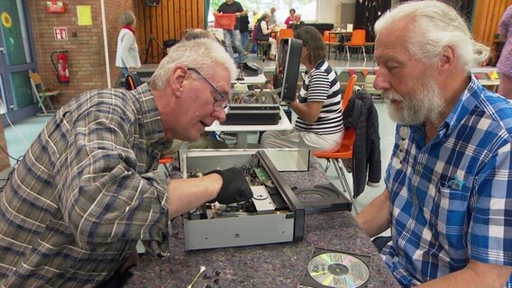 Zwei ältere Herren reparieren einen CD Player © NDR 