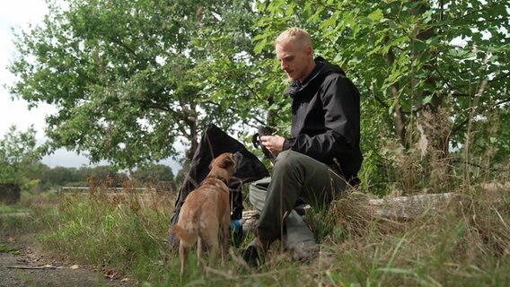 Gemeinsam mit Hund Enzo erkundet Mario Galla die Wälder in und um Hamburg. © NDR 