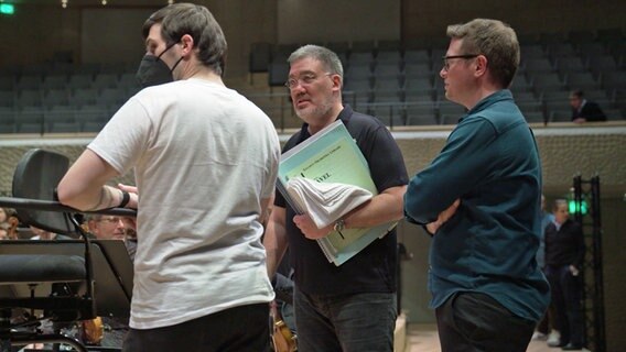 Orchesterinspizient Benedikt Burkard (rechts) mit Chefdirigent Alan Gilbert und Orchesterwart Erik Franz © NDR 