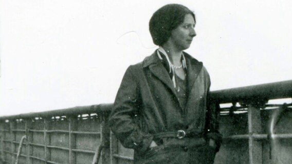 Elisabeth Schmidt steht an der Rehling © NDR 