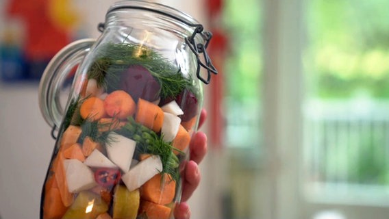In Lindenlake fermentiertes Gemüse in einem Glas © NDR 