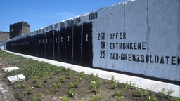 Teil der Berliner Mauer mit Zahlen der Opfer, die an der Mauer verstarben. © colourbox Foto: -