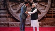 Narendra Modi (r), Premierminister von Indien, begrüßt Justin Trudeau, Premierminister von Kanada, bei seiner Ankunft im Bharat Mandapam Kongresszentrum anlässlich des G20-Gipfels. © picture alliance/dpa/AP Pool/AP | Evan Vucci Foto: Evan Vucci
