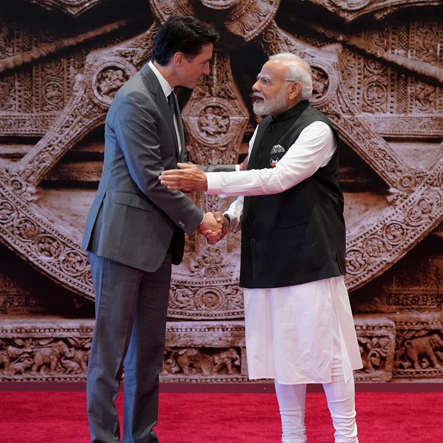 Narendra Modi (r), Premierminister von Indien, begrüßt Justin Trudeau, Premierminister von Kanada, bei seiner Ankunft im Bharat Mandapam Kongresszentrum anlässlich des G20-Gipfels. © picture alliance/dpa/AP Pool/AP | Evan Vucci Foto: Evan Vucci