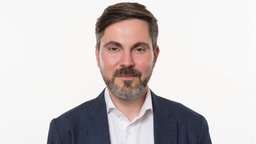 Ein Porträtbild von Fabio De Masi. Ein Porträtbild von Fabio De Masi. © Karin Desmarowitz / Die Linke Hamburg