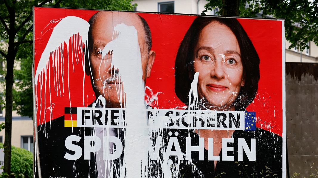 Ein SPD-Wahlplakat zur Europawahl 2024 mit den Portraits von Olaf Scholz und Katarina Barley und der Aufschrift 'Frieden sichern - SPD wählen' ist mit weißer Farbe verunstaltet worden.