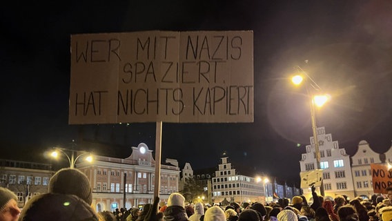 Demonstranten in Rostock bei einer Kundgebung. © NDR Foto: Jürn Jakob Gericke