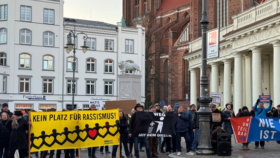 In Schwerin protestieren Menschen auf dem Marktplatz gegen ein Veranstaltung der AfD. © NDR Foto: Franziska Haenlein