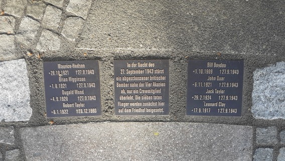 Drei Bronzeplatten sind auf Pflastersteine geschraubt. Auf ihnen sind Namen von gefallenen Soldaten zu sehen. © privat 