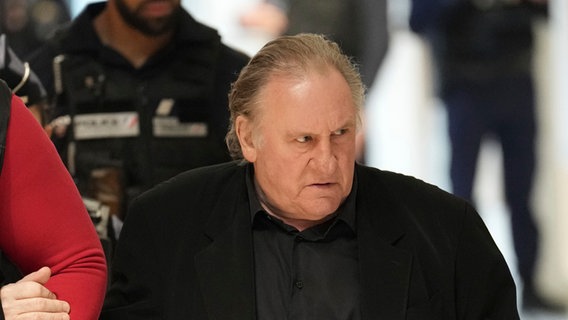 Der französische Schauspieler Gerard Depardieu guckt grimmig in einem Pariser Gericht. © AP/dpa Foto: Aurelien Morissard