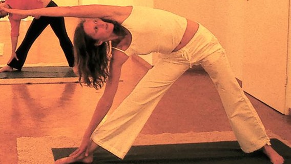 Yogalehrerin Freca Dumrese in der Seitenbeuge © Freca Dumrese 
