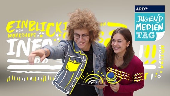 Zwei Jugendliche mit Mikro in der Hand auf dem Werbeplakat für den ARD-Jugendmedientag.  
