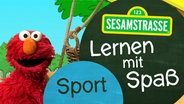 Elmo steht vor einem Baum und neben ihm ein Schild auf dem steht: "Sesamstraße: Lernen mit Spaß - Sport". © NDR 