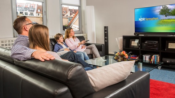 Familie sitzt vor einem HD-Fernseher und schaut NDR © NDR Foto: Axel Herzig