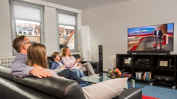 Familie sieht auf einem großen Fernseher NDR Niedersachsen © NDR Foto:  Axel Herzig