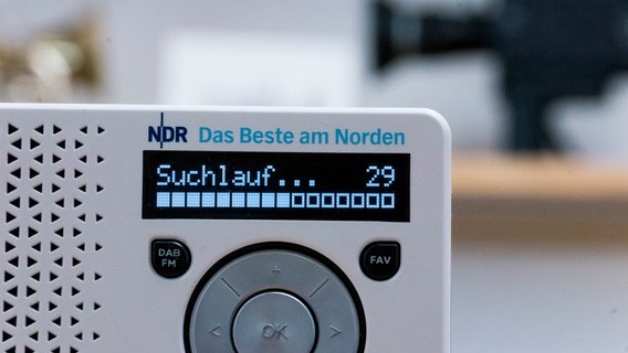 Ein DAB+ Radio führt einen Sendersuchlauf durch  Foto: Moritz Kirscht