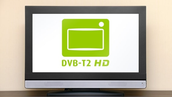 DVB-T2 HD Endgerätelogo in einem Fernsehmonitor. © DVB-T2 HD ist eine Initiative von ARD, den Medienanstalten, Mediengruppe RTL Deutschland, ProSiebenSat.1 Media AG, VPRT und ZDF. Foto: N-Media-Images